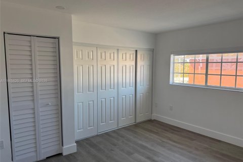 Touwnhouse à vendre à Miami, Floride: 2 chambres, 100.33 m2 № 2027261 - photo 8