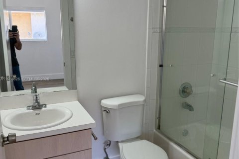 Touwnhouse à vendre à Miami, Floride: 2 chambres, 100.33 m2 № 2027261 - photo 12