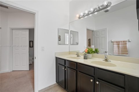 Casa en venta en Miami, Florida, 4 dormitorios, 233.37 m2 № 2034963 - foto 15