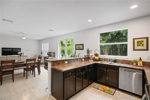 Casa en venta en Miami, Florida, 4 dormitorios, 233.37 m2 № 2034963 - foto 5