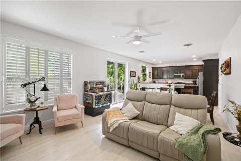 Casa en venta en Miami, Florida, 4 dormitorios, 233.37 m2 № 2034963 - foto 7