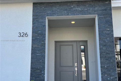 Townhouse in Florida City, Florida 3 bedrooms, 127.83 sq.m. № 1762635 - photo 1