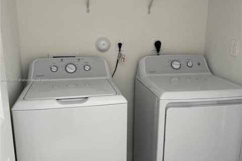 Townhouse in Florida City, Florida 3 bedrooms, 127.83 sq.m. № 1762635 - photo 4