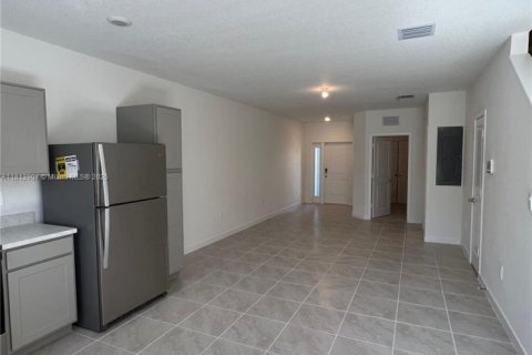 Townhouse in Florida City, Florida 3 bedrooms, 127.83 sq.m. № 1762635 - photo 2