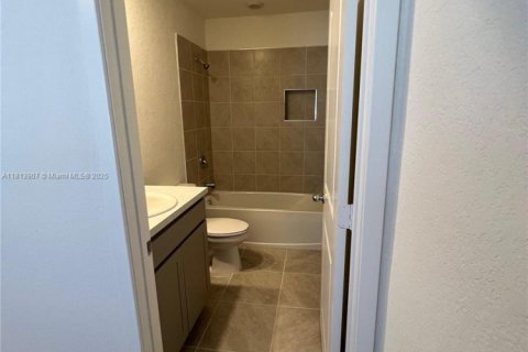 Townhouse in Florida City, Florida 3 bedrooms, 127.83 sq.m. № 1762635 - photo 3