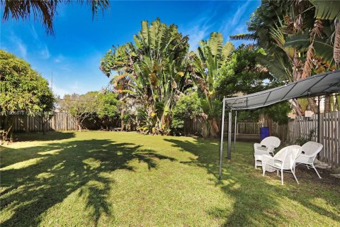 House in Hollywood, Florida 2 bedrooms, 112.88 sq.m. № 1964220 - photo 24