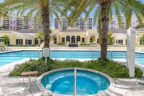 Condo in Key Biscayne, Florida, 2 bedrooms  № 2076509 - photo 21