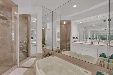 Condo in Key Biscayne, Florida, 2 bedrooms  № 2076509 - photo 7