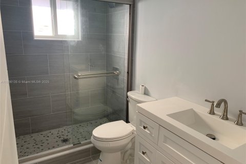 Casa en alquiler en Miami, Florida, 3 dormitorios, 214.14 m2 № 1979389 - foto 7