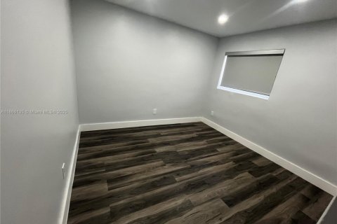 Casa en alquiler en Miami, Florida, 3 dormitorios, 214.14 m2 № 1979389 - foto 12