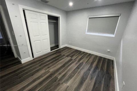 Casa en alquiler en Miami, Florida, 3 dormitorios, 214.14 m2 № 1979389 - foto 11