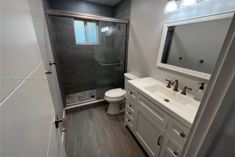 Casa en alquiler en Miami, Florida, 3 dormitorios, 214.14 m2 № 1979389 - foto 6