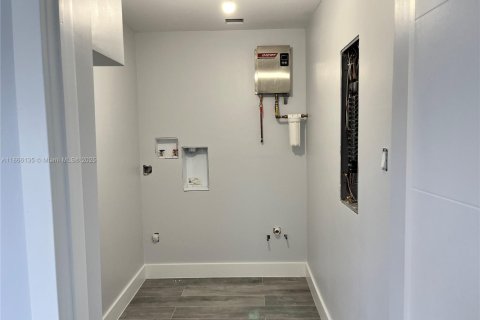 Casa en alquiler en Miami, Florida, 3 dormitorios, 214.14 m2 № 1979389 - foto 5