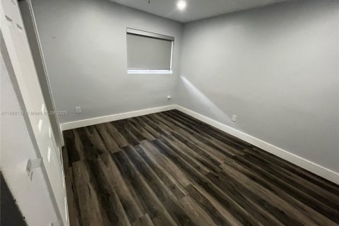 Casa en alquiler en Miami, Florida, 3 dormitorios, 214.14 m2 № 1979389 - foto 10