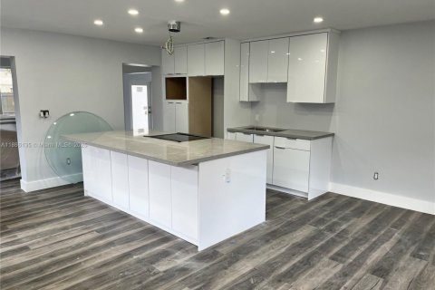 Casa en alquiler en Miami, Florida, 3 dormitorios, 214.14 m2 № 1979389 - foto 3