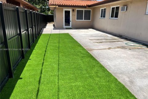 Casa en alquiler en Miami, Florida, 3 dormitorios, 214.14 m2 № 1979389 - foto 18