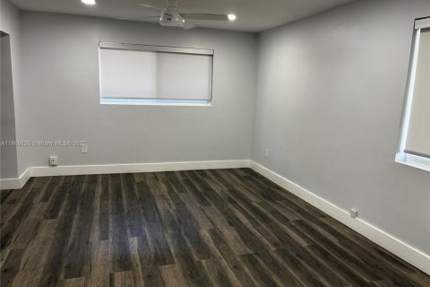 Casa en alquiler en Miami, Florida, 3 dormitorios, 214.14 m2 № 1979389 - foto 15