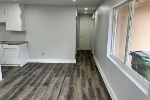 Casa en alquiler en Miami, Florida, 3 dormitorios, 214.14 m2 № 1979389 - foto 2