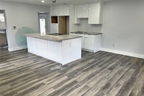 Casa en alquiler en Miami, Florida, 3 dormitorios, 214.14 m2 № 1979389 - foto 4