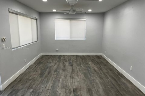 Casa en alquiler en Miami, Florida, 3 dormitorios, 214.14 m2 № 1979389 - foto 14