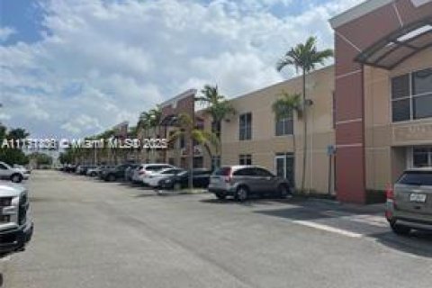 Immobilier commercial à vendre à Doral, Floride № 1871518 - photo 1