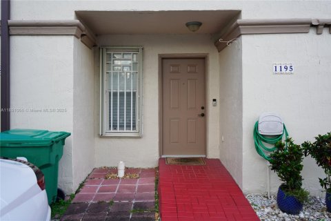 Touwnhouse à vendre à Miami, Floride: 3 chambres, 121.7 m2 № 1944402 - photo 3