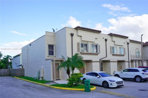 Touwnhouse à vendre à Miami, Floride: 3 chambres, 121.7 m2 № 1944402 - photo 2