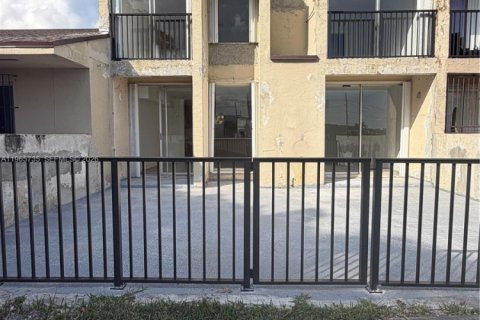 Townhouse in Miami, Florida 3 bedrooms, 152.36 sq.m. № 2031403 - photo 19