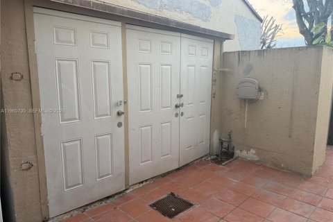 Townhouse in Miami, Florida 3 bedrooms, 152.36 sq.m. № 2031403 - photo 17