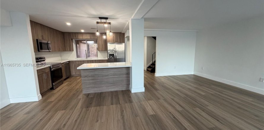 Townhouse in Miami, Florida 3 bedrooms, 152.36 sq.m. № 2031403