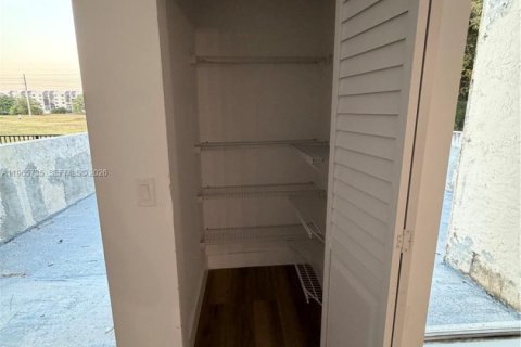 Townhouse in Miami, Florida 3 bedrooms, 152.36 sq.m. № 2031403 - photo 16