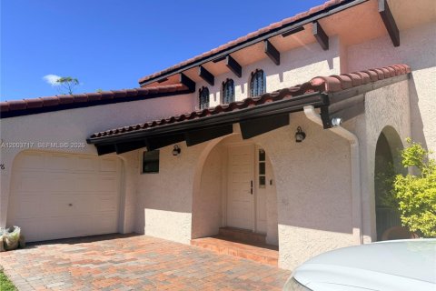 House in Tamarac, Florida 3 bedrooms, 213.3 sq.m. № 2067427 - photo 2