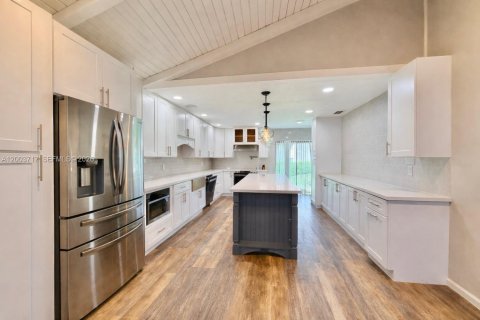 House in Tamarac, Florida 3 bedrooms, 213.3 sq.m. № 2067427 - photo 8