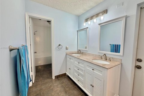 House in Tamarac, Florida 3 bedrooms, 213.3 sq.m. № 2067427 - photo 9