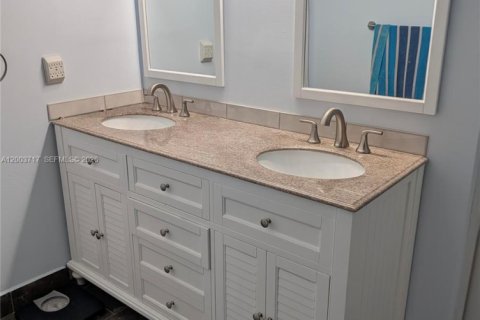 House in Tamarac, Florida 3 bedrooms, 213.3 sq.m. № 2067427 - photo 4