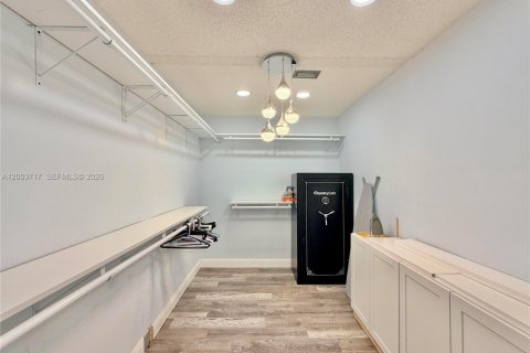 House in Tamarac, Florida 3 bedrooms, 213.3 sq.m. № 2067427 - photo 5