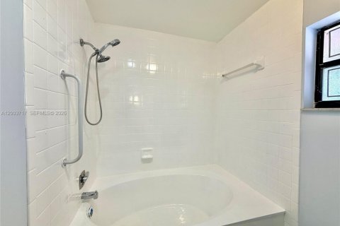 House in Tamarac, Florida 3 bedrooms, 213.3 sq.m. № 2067427 - photo 10