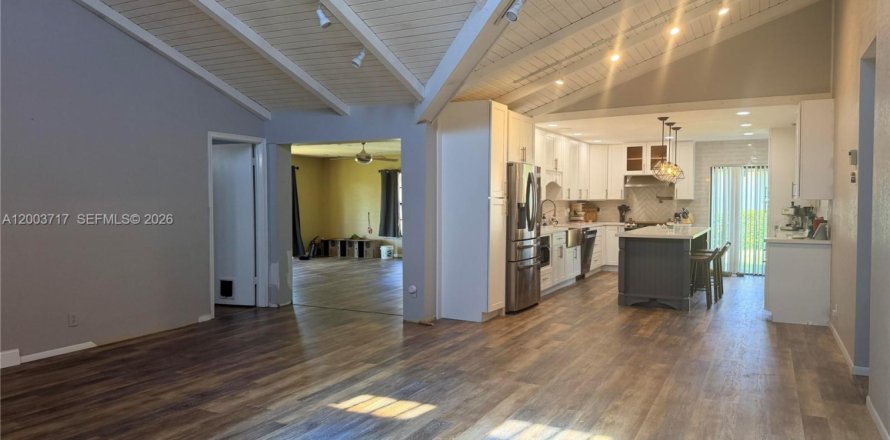 House in Tamarac, Florida 3 bedrooms, 213.3 sq.m. № 2067427