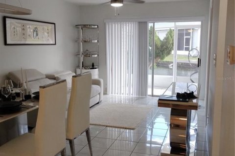 Condo in Saint Petersburg, Florida, 2 bedrooms  № 1513967 - photo 13