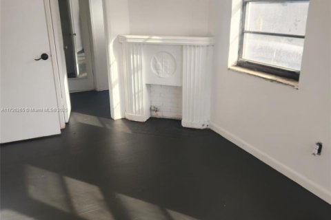 Villa ou maison à louer à Surfside, Floride: 1 chambre, 488.67 m2 № 1811509 - photo 1