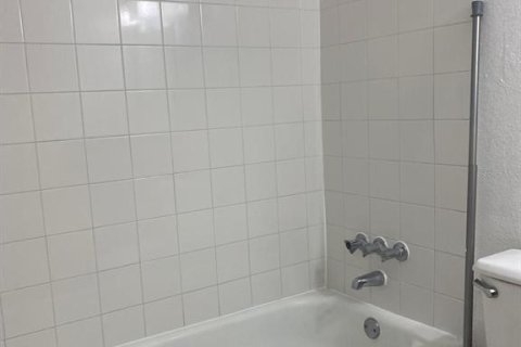 Condominio en alquiler en Orlando, Florida, 2 dormitorios, 90.67 m2 № 1915437 - foto 10