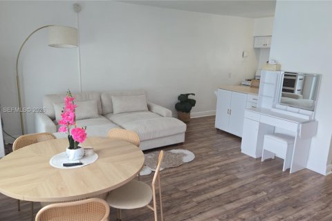 Appartement à louer à Bay Harbor Islands, Floride: 37.16 m2 № 2031456 - photo 1