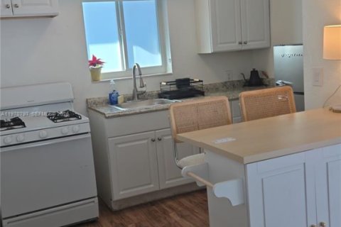 Appartement à louer à Bay Harbor Islands, Floride: 37.16 m2 № 2031456 - photo 2