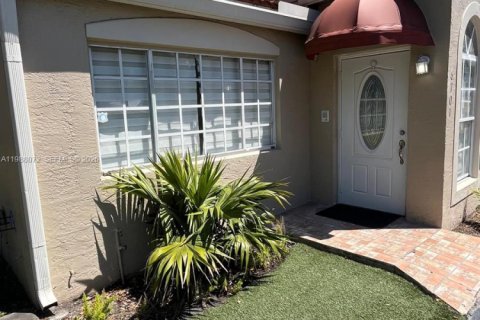 Casa en alquiler en Miami Lakes, Florida, 1 dormitorio, 65.03 m2 № 2051806 - foto 3