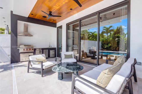 Villa ou maison à vendre à Miami, Floride: 4 chambres, 329.25 m2 № 2293921 - photo 10