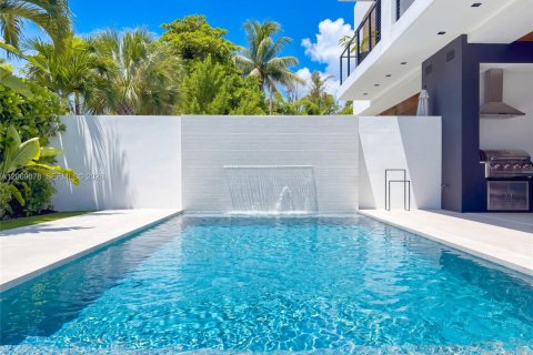 Villa ou maison à vendre à Miami, Floride: 4 chambres, 329.25 m2 № 2293921 - photo 11