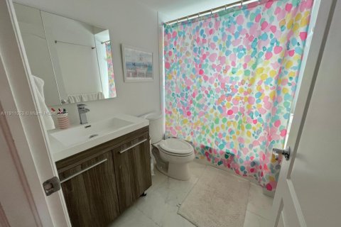 House in Aventura, Florida 4 bedrooms, 276.2 sq.m. № 2013256 - photo 9