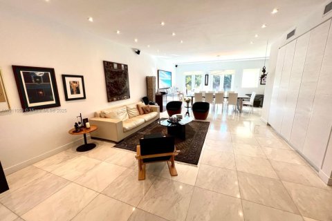 House in Aventura, Florida 4 bedrooms, 276.2 sq.m. № 2013256 - photo 3