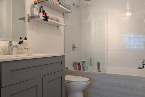 Condo in Miami, Florida, 1 bedroom  № 1975493 - photo 8
