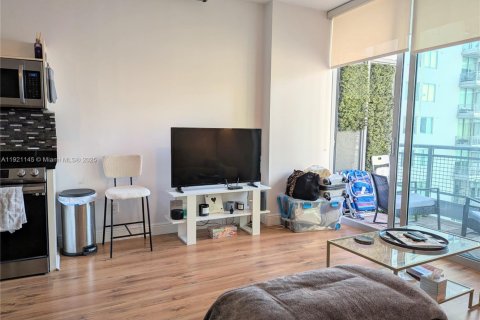Condo in Miami, Florida, 1 bedroom  № 1975493 - photo 2